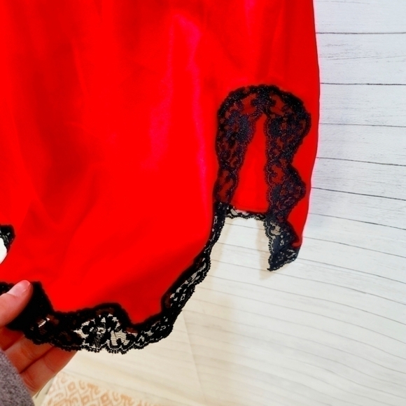 VS RED & BLACK LACE SLIP, SZ SMALL, GENTLY PRE OWNED, PERFECT FOR VALENTINES DAY - Picture 3 of 6